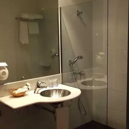 科米利亚斯酒店